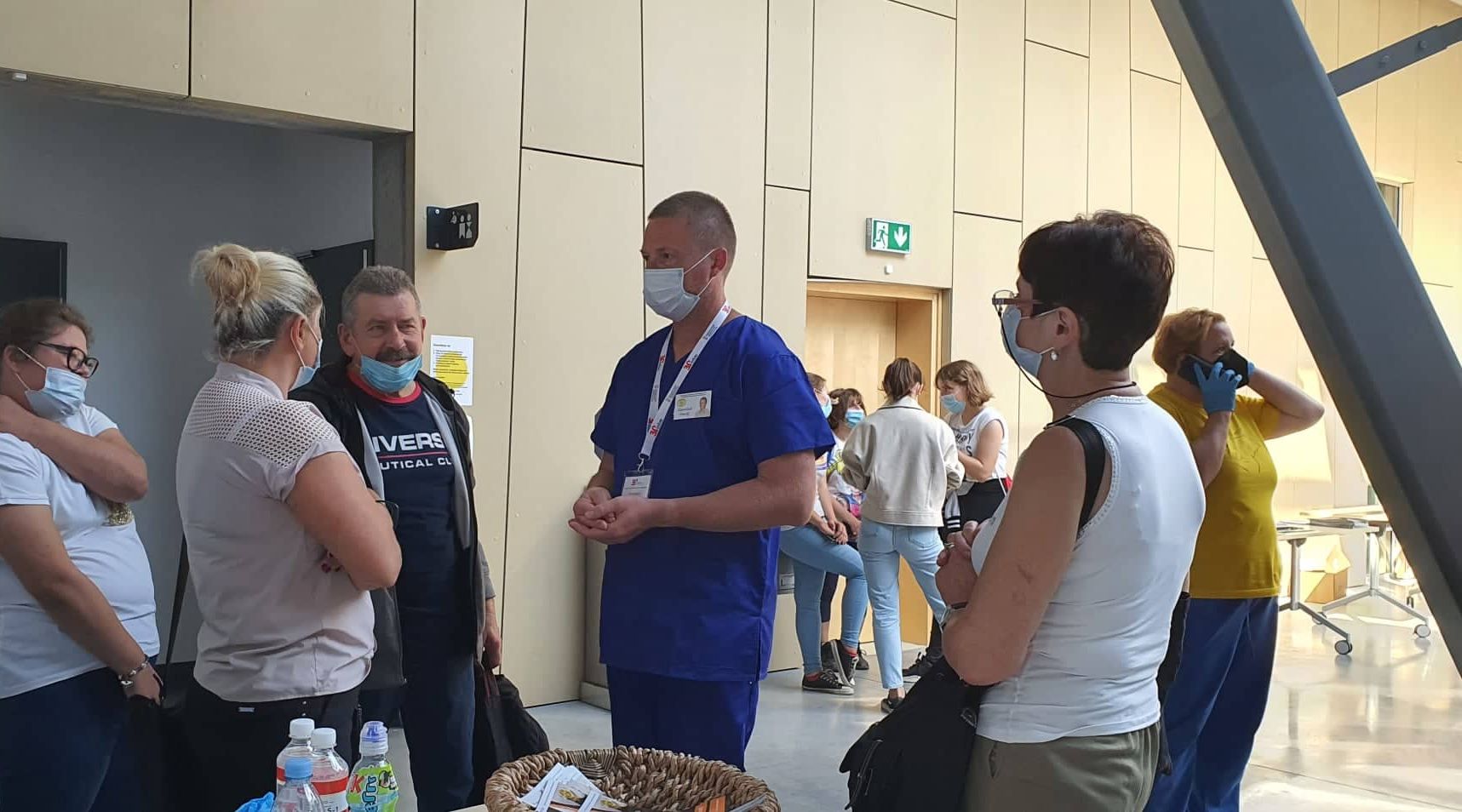 Maciej Szewczuk masaż Konferencja REHA FOR THE BLIND IN POLAND Centrum Nauki Kopernik Warszawa rozmowa z odwiedzającymi konferencję