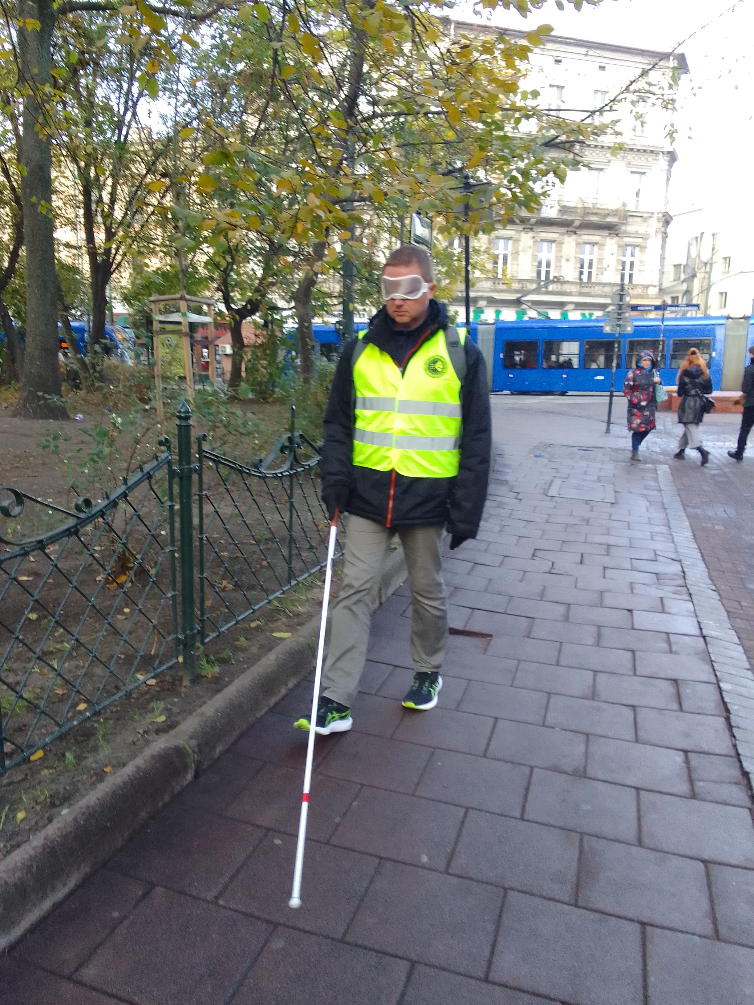 Maciej Szewczuk nauka posługiwania się białą laską